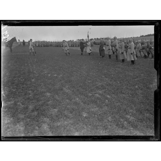 Revue passée par le général Joffre sur le terrain de la cote 176, en Champagne. [légende d'origine]