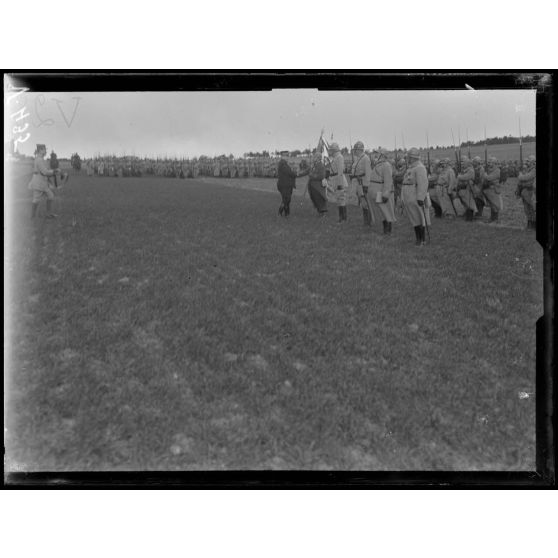 Revue passée par le général Joffre sur le terrain de la cote 176, en Champagne. Le général Joffre décore un drapeau. [légende d'origine]