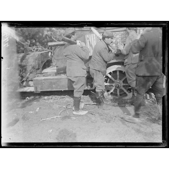 Ravitaillement des autos-canon. [légende d'origine]