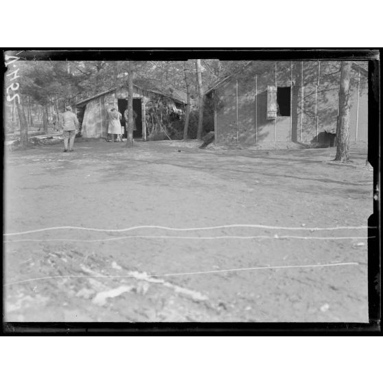 Bois de Mâco, Est de Châlons-sur-Vesle, Marne, cantonnement des mitrailleuses. [légende d'origine]