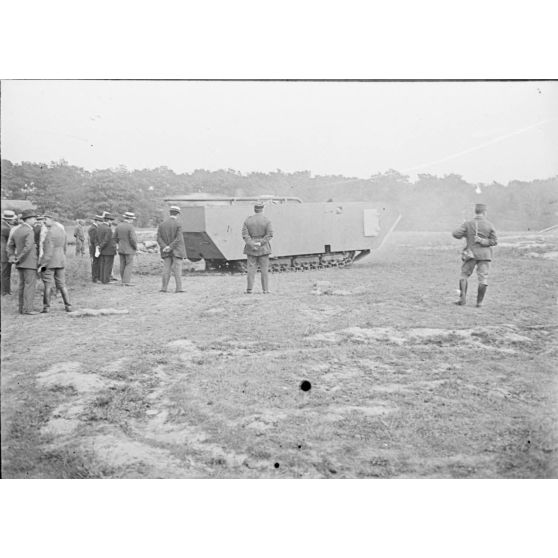 [Caterpillar type St Chamond à commande électrique. Vincennes, juillet 1916.]