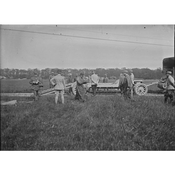 [Chariot transporteur pour le déplacement rapide sur route des caterpillars d'assaut. Vincennes, 20 mai 1916.]