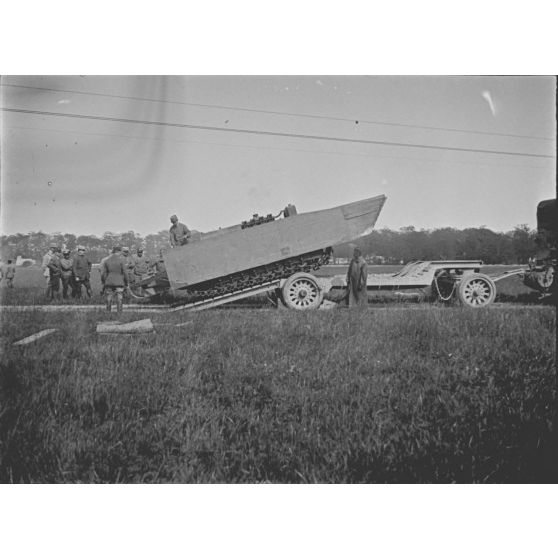 [Chariot transporteur pour le déplacement rapide sur route des caterpillars d'assaut. Vincennes, 20 mai 1916.]