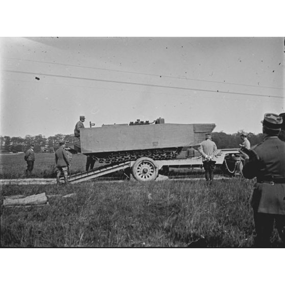 [Chariot transporteur pour le déplacement rapide sur route des caterpillars d'assaut. Vincennes, 20 mai 1916.]