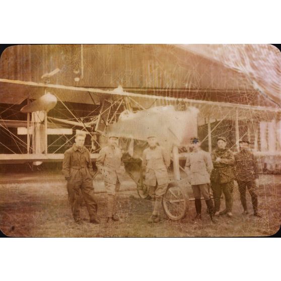 [Portrait de groupe devant un aéroplane, s.d.]