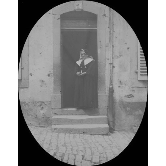 [Religieuse sur un pas de porte, s.d.]