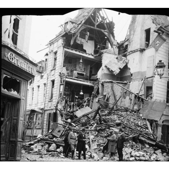 [Immeuble, dégâts dus à la guerre, s.d.]