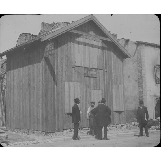 [Officiels discutant avec un homme devant l'hôtel de Lorraine, s.d.]