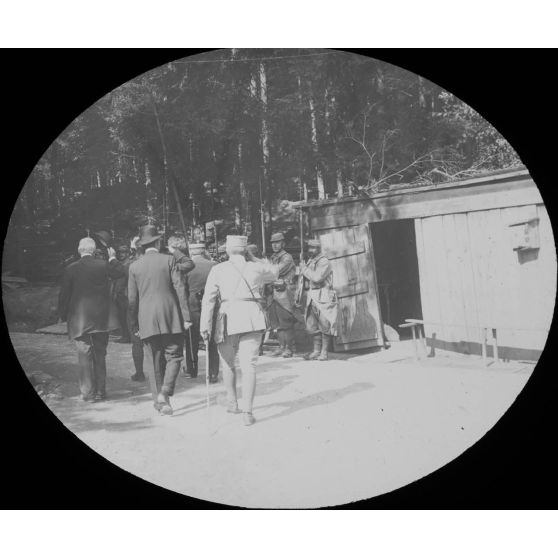 [Visite d'autorités civiles et militaires sur le front, s.d.]