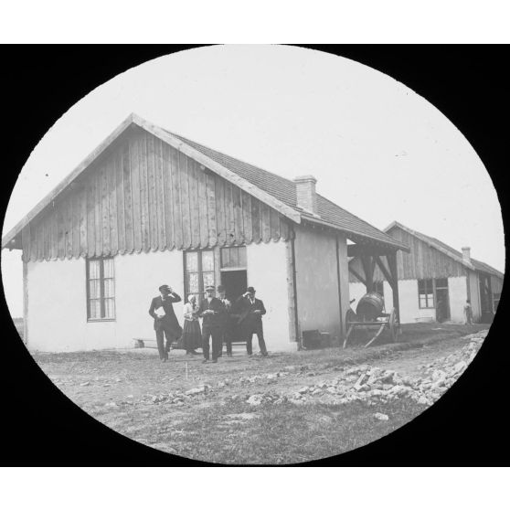 [Autorité civiles et militaires en visite dans un village, s.d.]