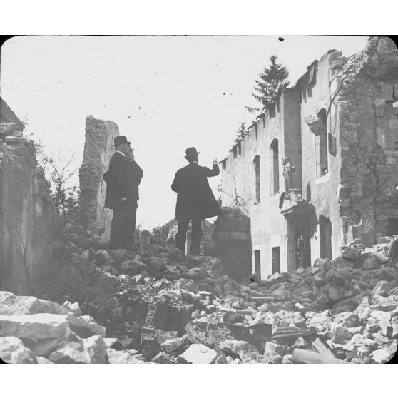 [Visite d'autorités au milieu de ruines, s.d.]