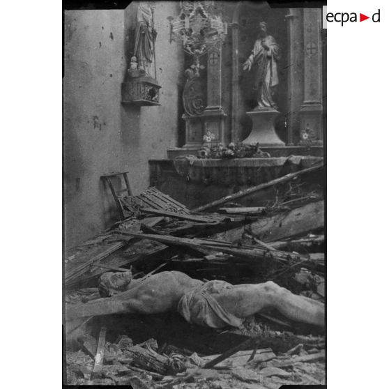 [Christ en croix à terre dans une église en ruines, région de Verdun, s.d.]