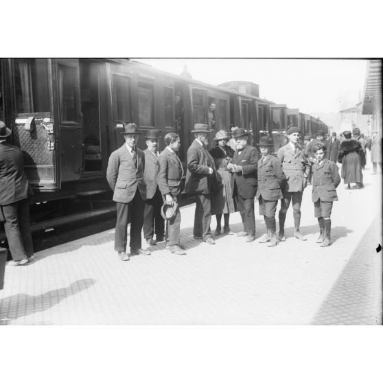 [Personnalités en gare, s.d.]