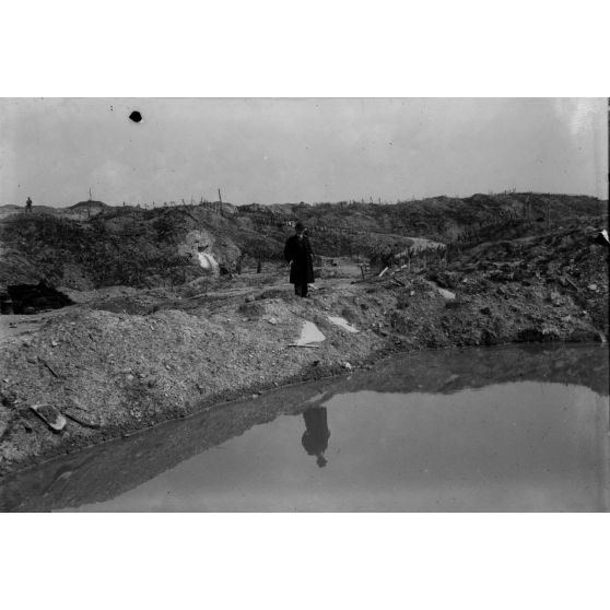 [Personnalité posant au milieu d'un champ de bataille, s.d.]