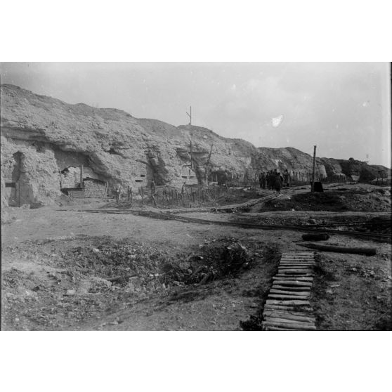 [Autorités en visite sur un champs de bataille, s.d.]