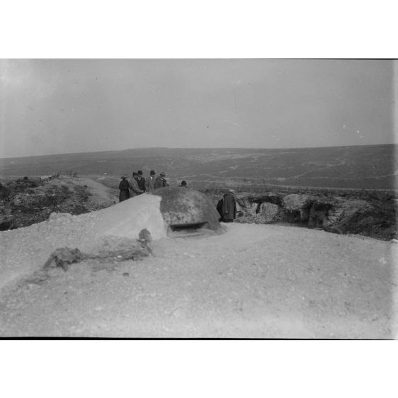 [Autorités en visite sur un champ de bataille, s.d.]