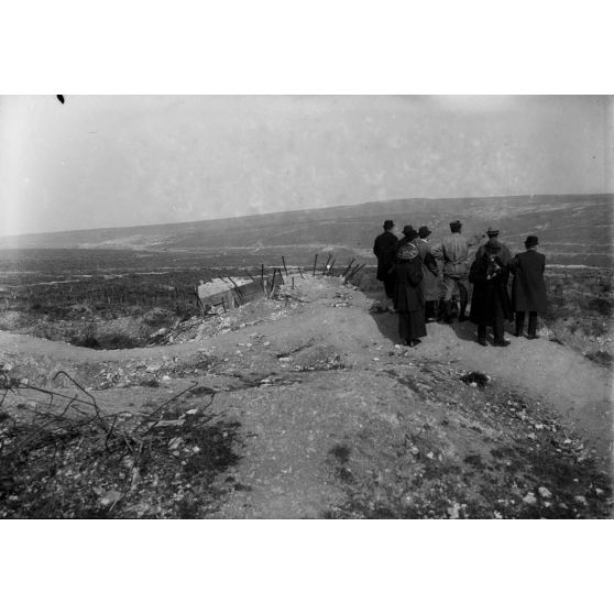 [Autorités en visite sur un champ de bataille, s.d.]