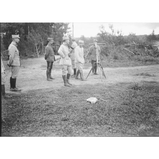 [Groupe d'officiers supérieurs lors d'une expérimentation d'artillerie, s.d.]