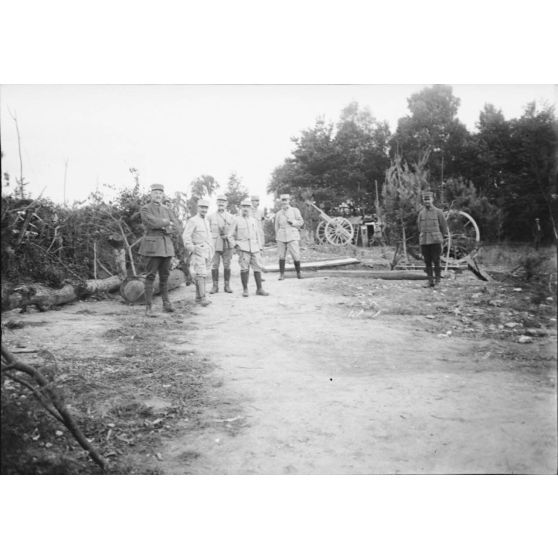 [Groupe posant devant une batterie de canons de 75 mm en expérimentation, s.d.]