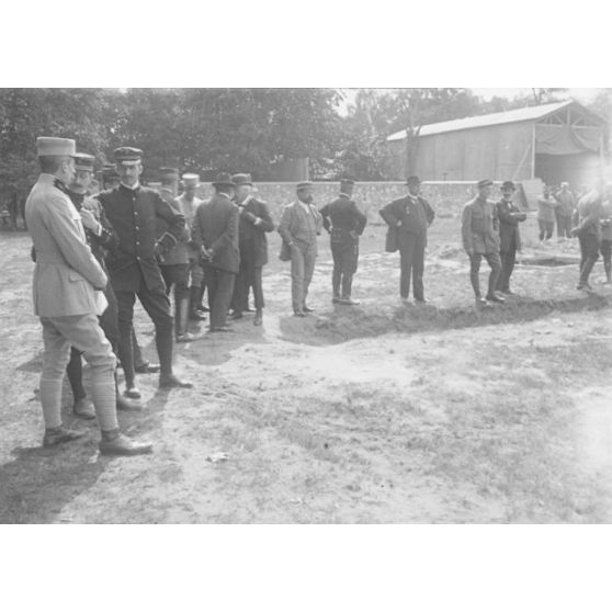 [Autorités civiles et militaires attendant une démonstration de matériel, s.d.]