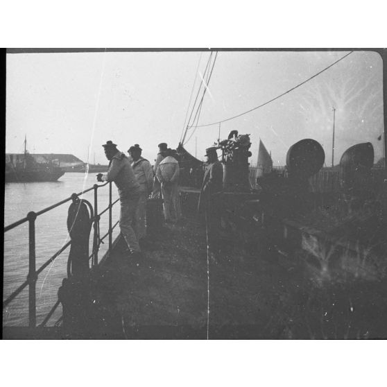 [Matelots sur un pont de navire, s.d.]
