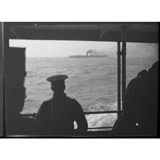 [Passage d'un paquebot à proximité d'un navire militaire anglo-saxon, s.d.]