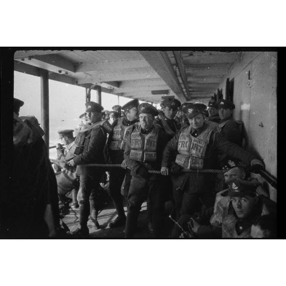 [Soldats britanniques posant sur un navire anglo-saxon, s.d.]