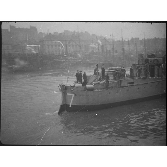 [Passage d'un navire de la marine britannique dans un port, s.d.]