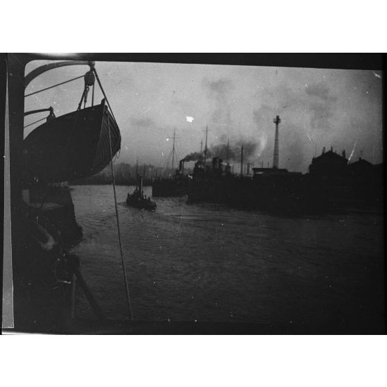 [Vue d'un port industriel depuis un navire, s.d.]