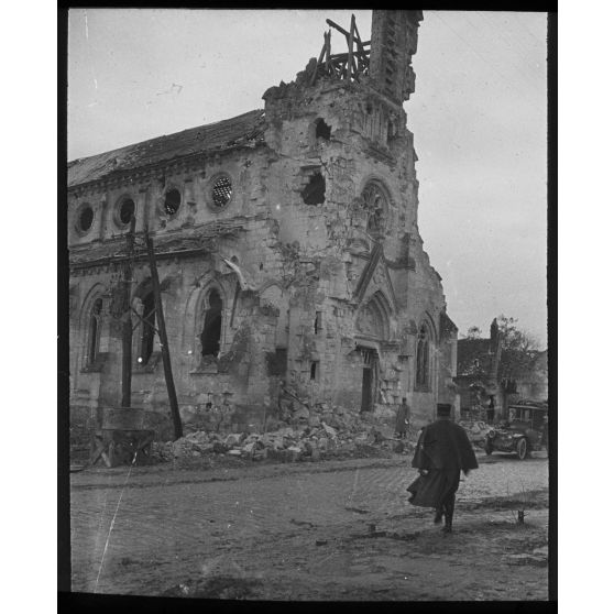 [Capitaine se dirigeant vers une église en ruines où l'attend un autre officier, s.d.]