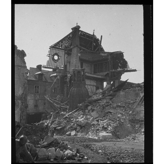 [Ruines de l'hôtel de ville de Roye, s.d.]