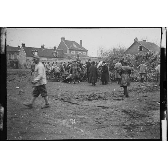 [Visite des débris du Zeppelin écarsé sur Compiègne le 17 mars 1917, s.d.]