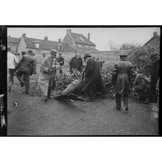 [Visite des débris du Zeppelin écarsé sur Compiègne le 17 mars 1917, s.d.]