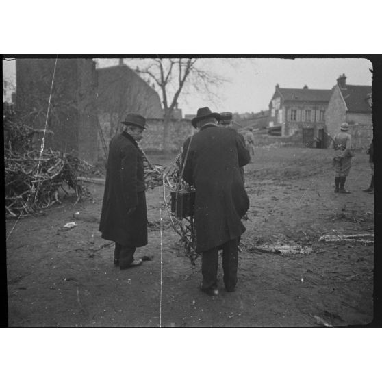 [Examen d'un morceau de la structure du Zeppelin écrasé sur Compiègne le 17 mars 1917.]