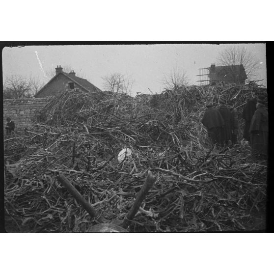 [Visite des débris du Zeppelin écarsé sur Compiègne le 17 mars 1917, s.d.]