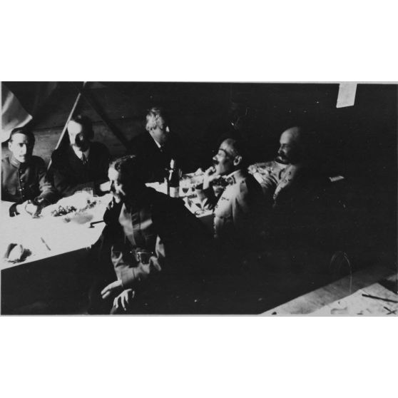 [Expérimentations de tir dans l'Oisans. Autorités civiles et militaires attablées dont Jules-Louis Breton, 1918.]