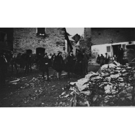 [Expérimentations de tir dans l'Oisans. Autorités civiles et militaires dont Jules-Louis Breton à Villard Reymond, 1918.]