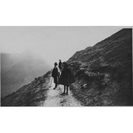 [Expérimentations de tir dans l'Oisans. Jules-Louis Breton sur un chemin en montagne, 1918.]