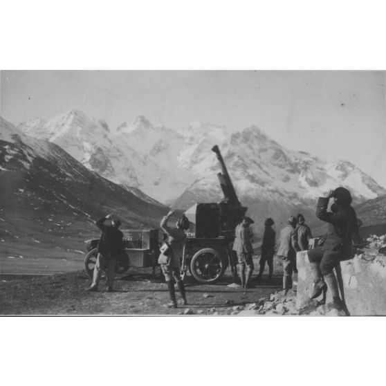 [Expérimentations de tir dans l'Oisans. Autocanon de 75 mm au Lautaret, octobre 1918.]