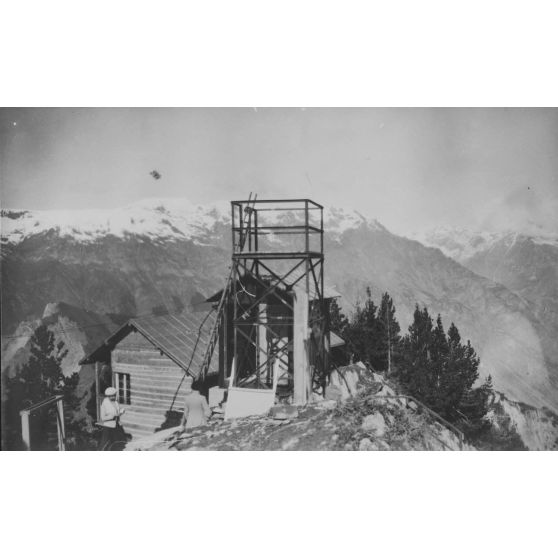 [Expérimentations de tir au sommet de Prégentil (Oisans). Les installations. 1918.]