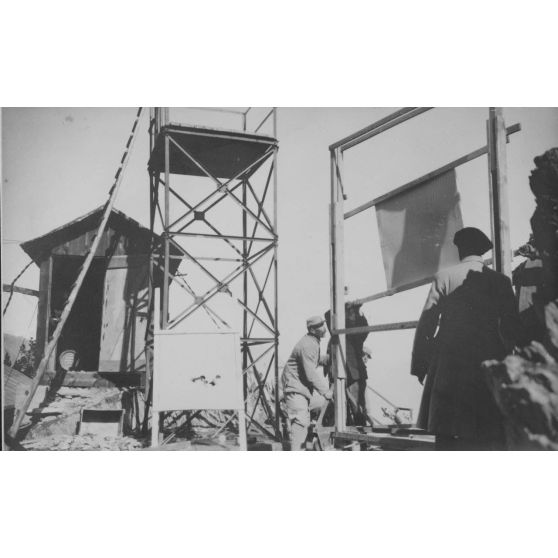 [Expérimentations de tir au sommet de Prégentil (Oisans). Pylone et cadre cible, 1918.]