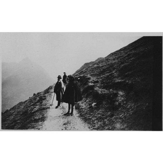 [Expérimentations de tir dans l'Oisans. Jules-Louis Breton sur un chemin en montagne, 1918.]