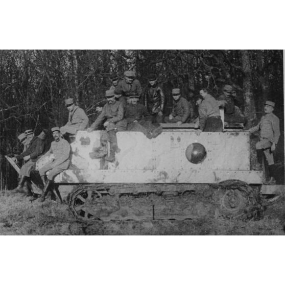[Troupe d'artillerie spéciale (AS) posant pour le photographe sur un char Schneider, forêt de Marly-le-Roi, octobre-novembre 1916.]
