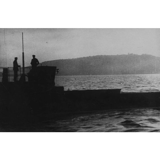 [Sous-marin en mer, s.d.]