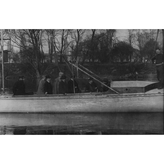 [Expérimentation d'une embarcation, s.d.]
