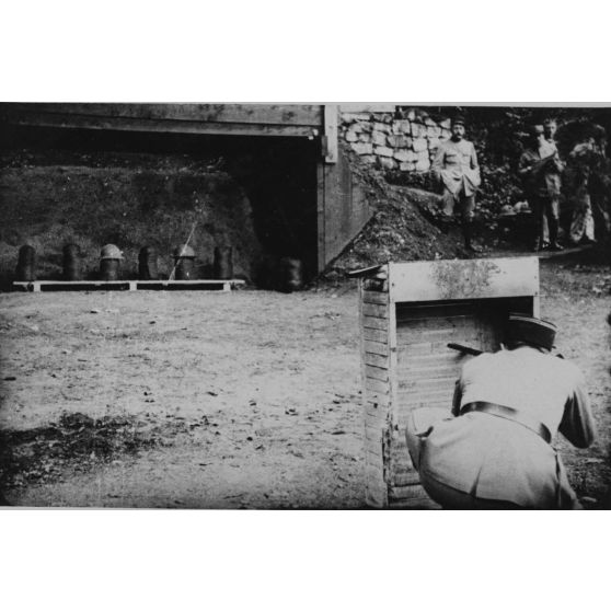 [Essais de tir sur casques Adrian, s.d.]