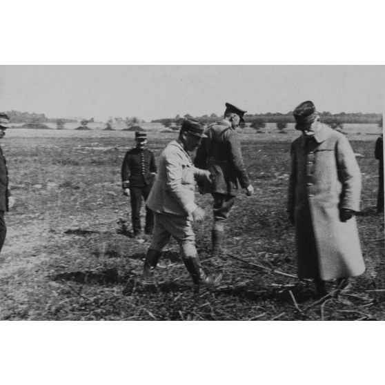 [Groupe d'officiers supérieurs dont un général sur un terrain d'exercice, s.d.]