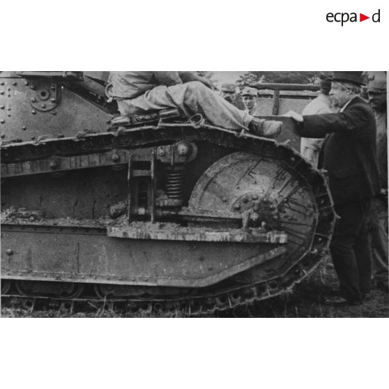 [Expérimentation d'un char en présence de Jules-Louis Breton, s.d.]