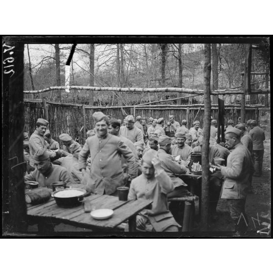 Au Blanc Sablon, Aisne, près de Craonnelle, réfectoire de soldats en plein air. [légende d'origine]