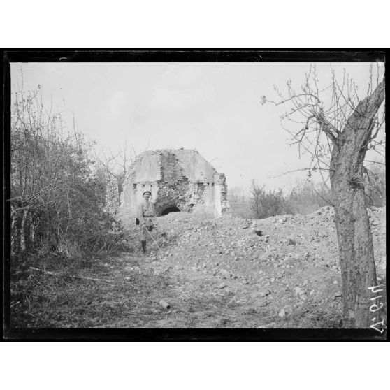 Ruines de la Tuilerie, Aisne, sur le chemin allant du château de Blanc-Sablon à Craonnelle. [légende d'origine]